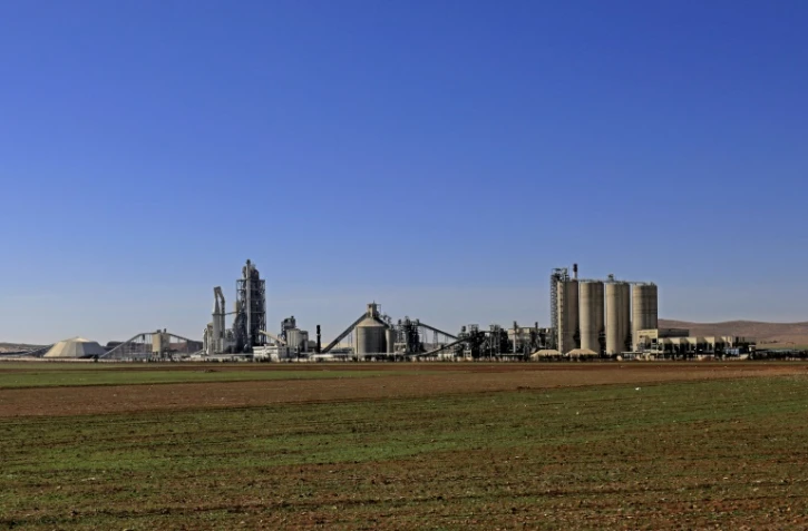 Vue générale, prise le 19 février 2018, de la cimenterie Lafarge Cement Syria (LCS) située à Jalabiya, à une trentaine de kilomètres de Ain Issa, dans le nord de la Syrie