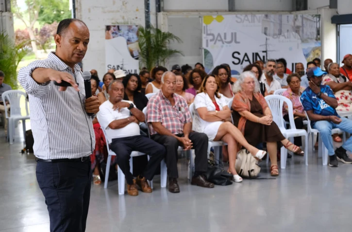 Le maire de Saint-Paul rencontrent les habitants de La Saline 