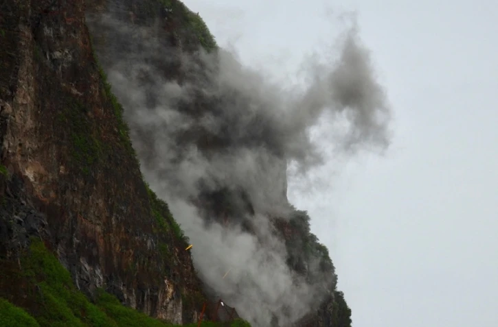 Images de l\'explosion du bloc rocheux sur la route du Littoral 12 janvier 2018 