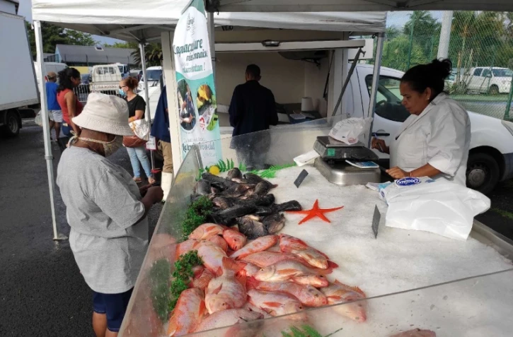Un marché d'aquaculture péï organisé par l'interprofession ARIPA
