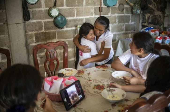 La jeune Eleny Ramirez, née aux Etats-Unis, embrasse sa grand-mère Atanacia Carvete lors des retrouvailles familiales de 18 enfants d'origine mexicaine vivant aux Etats-Unis, dans la localité de leurs parents, Teopantlan, au Mexique, le 19 juillet 2018