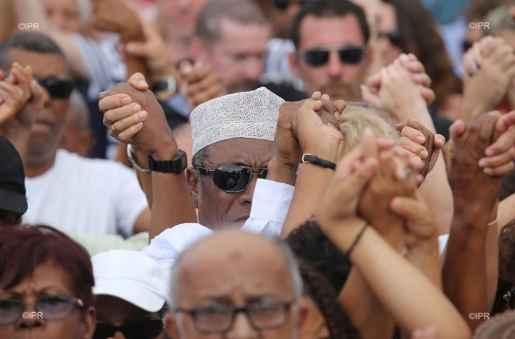 la réunion se recueille