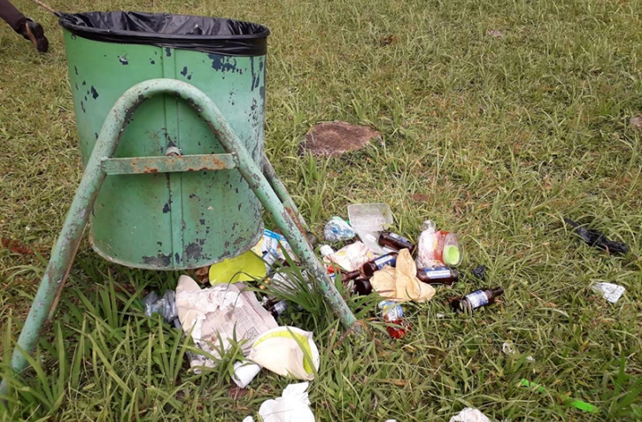 Déséquipement en poubelles des sites touristiques et sentiers ONF, Pic Adam