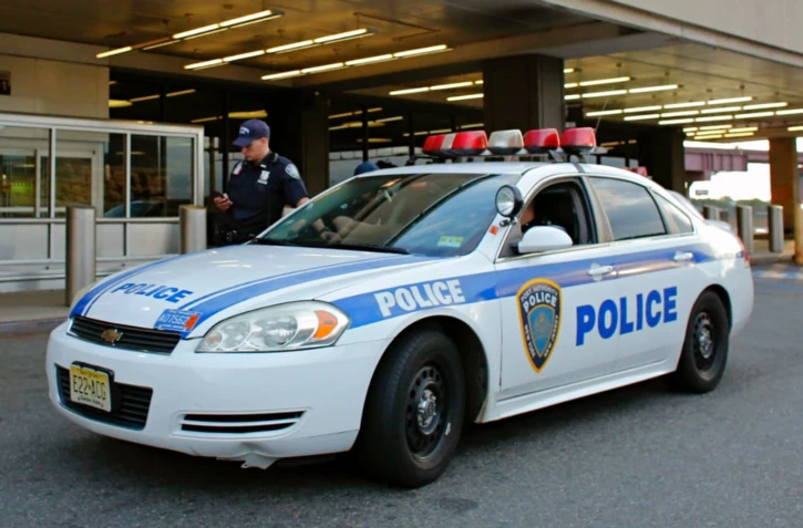 Véhicule de police stationné devant un aéroport aux Etats-Unis (illustration) - Kena Betancur / AFP