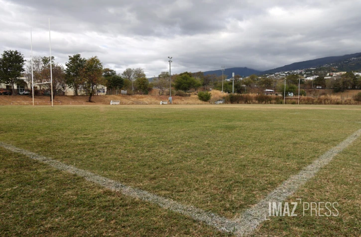 terrain de sports vide 