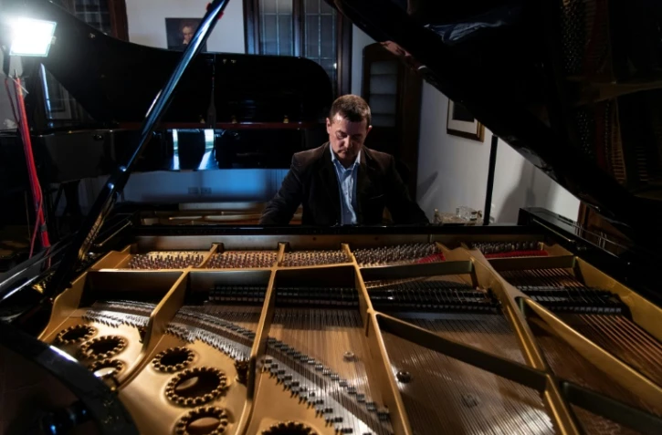 Luigi Borgato joue sur un piano Borgato Grand Prix 333 dans sa maison à Borgo Veneto, le 8 avril 2021 en ITLIE