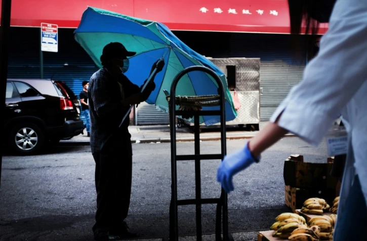 Un vendeur portant un masque de protection dans le quartier de Chinatown, à New York, aux Etats-Unis, le 10 août 2020