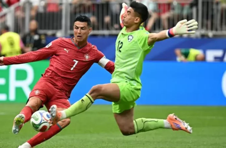   Ronaldo face au gardien ouzbek Abduvohid Nematov mardi à Houston. AFP Paul ELLIS
