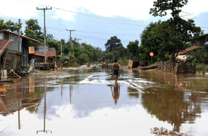 Les rues dévastées du village laotien de Sanamxai le 26 juillet 2018, où un torrent d'eau s'est déversé après la rupture du barrage.