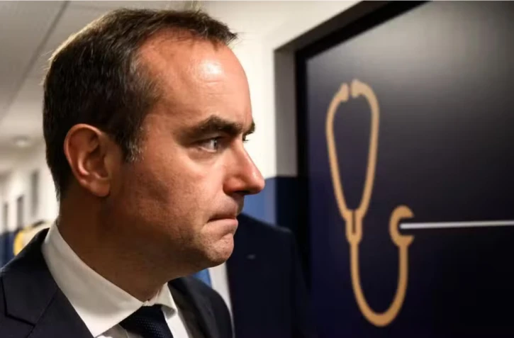 Le nouveau Premier ministre français Sébastien Lecornu visite le centre de santé départemental de Mâcon, le 13 septembre 2025. © Crédit photo : JEFF PACHOUD / AFP 