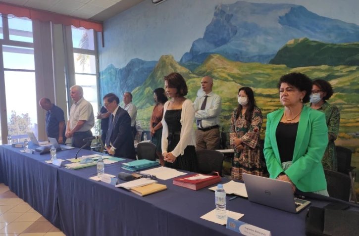 Conseil municipal du Tampon : une minute de silence en l'homme de Bernard Pons et Jean-Claude Fruteau 