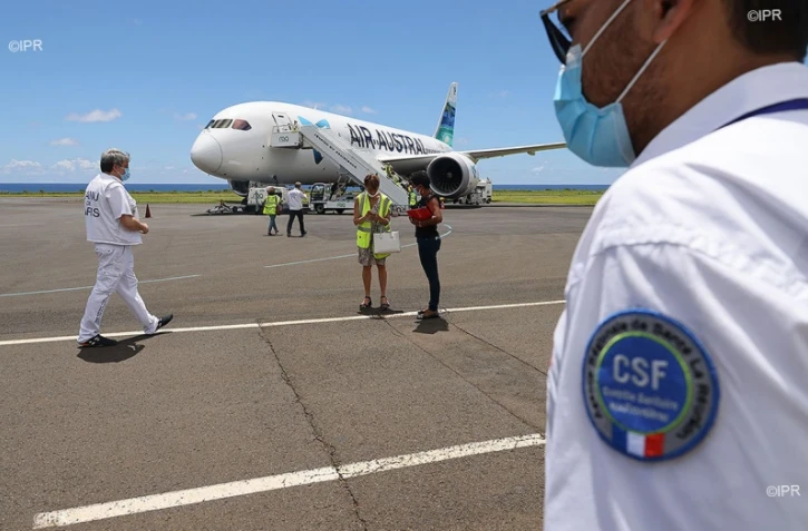 avion boeing 787 air austral présentation évacuations sanitaires aéroport roland garros