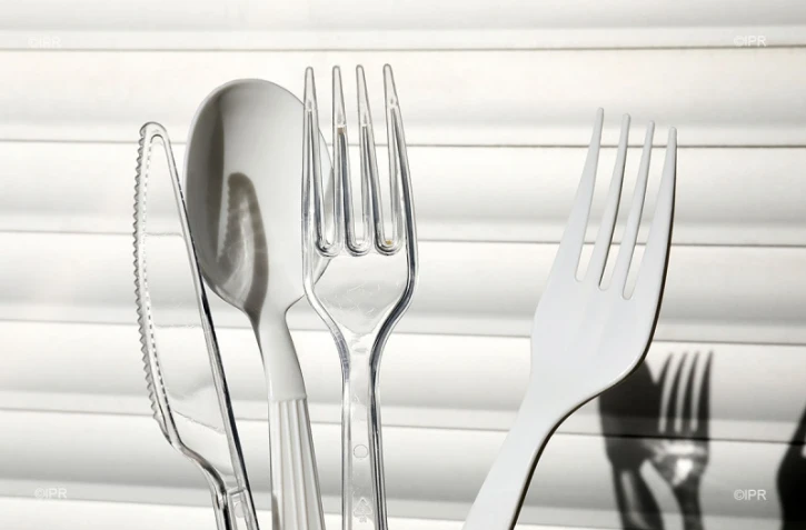 couvert en plastique