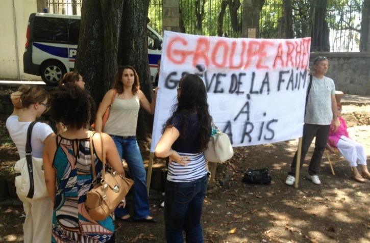 Arhès devant la pref