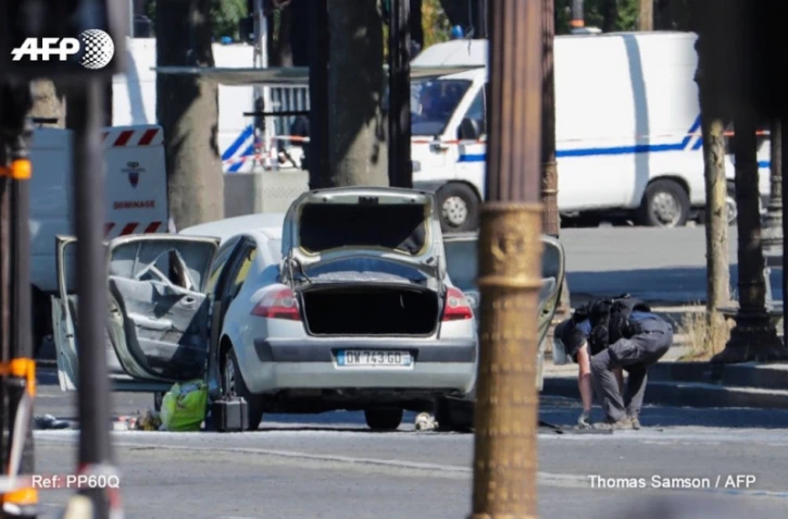 Un homme a percuté en voiture un fourgon de la gendarmerie sur les Champs-Élysées à Paris