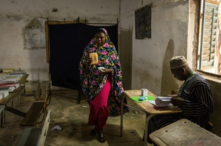 Une femme vote lors des élections législatives au Sénégal, dans le village de pêcheurs de Ndayane, le 17 novembre 2024