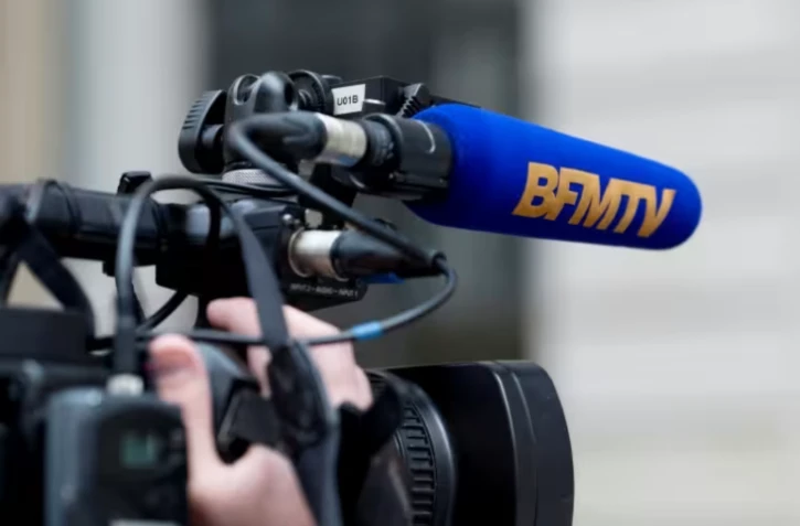 Une caméra de BFMTV à Paris le 3 avril 2015 ( AFP / KENZO TRIBOUILLARD )