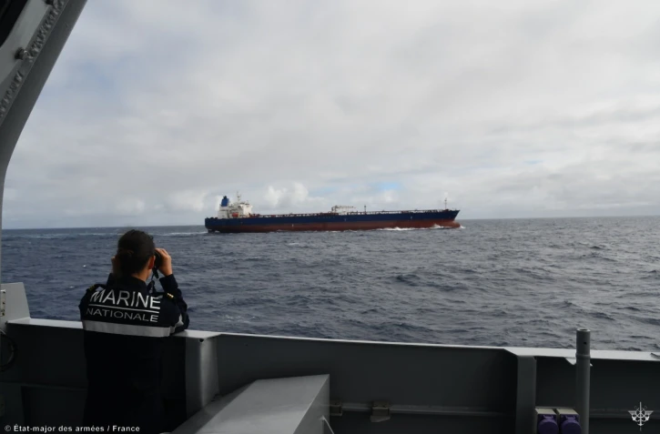 Un pétrolier suspecté d'arborer un faux pavillon et de transport illicite de carburants intercepté au large de La Réunion