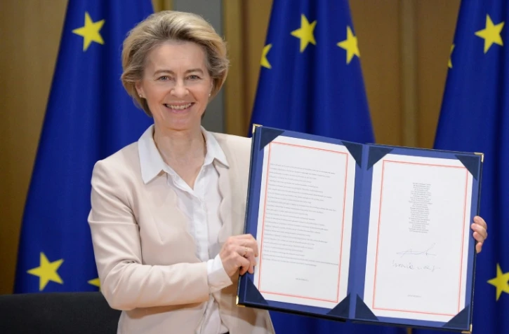 La présidente de la Commission européenne, Ursula von der Leyen, pose avec l'accord post-Brexit signé à Bruxelles le 30 décembre 2020