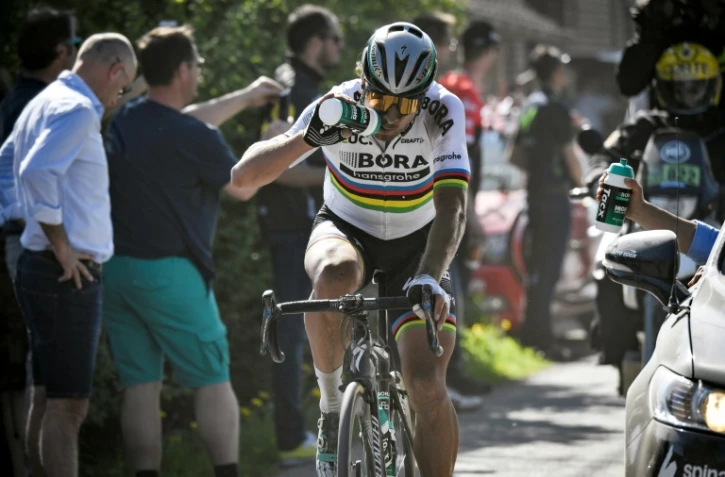 Le Slovaque Peter Sagan se désaltère lors de la 115e édition de Paris-Roubaix, le 9 avril 2017 