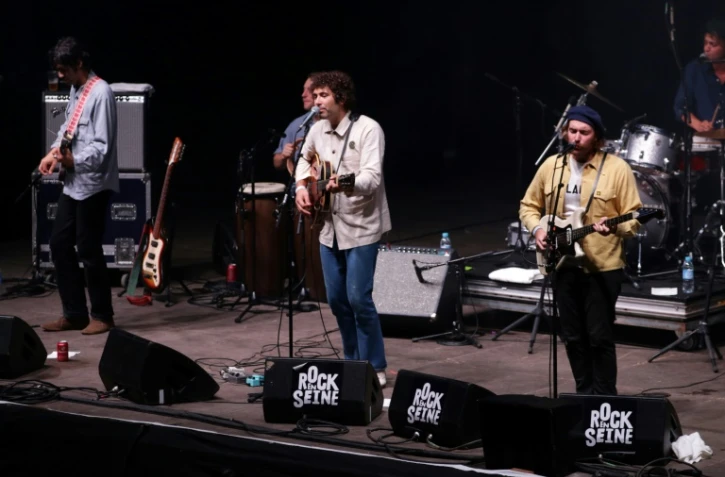 Le chanteur Miles Michaud et son groupe Allah-Las sur scène au Festival Rock en Seine à Saint-Cloud, à l'ouest de Paris, le 25 août 2017