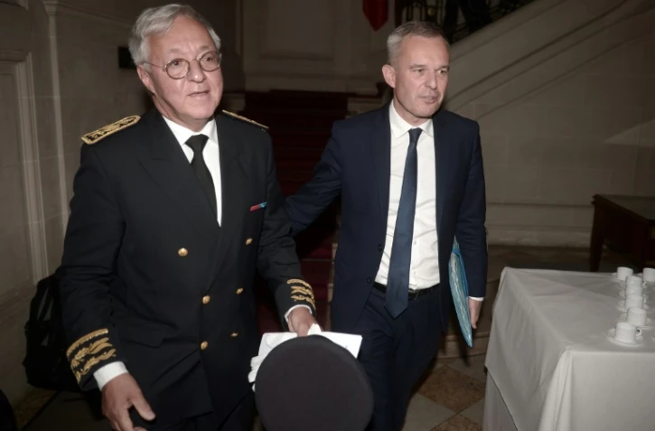 Le ministre de la Transition écologique François de Rugy (d) et le préfet Gilbert Payet à la préfecture de Pau le 20 septembre 2018