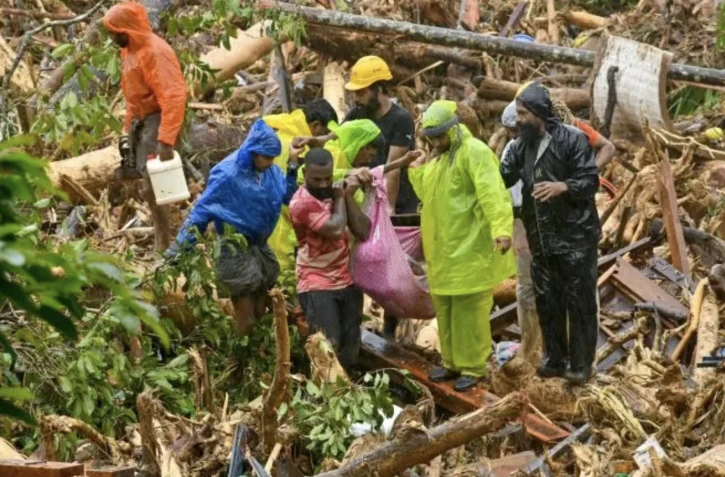   Des secouristes transportent le corps d'une victime pendant une opération de recherches et de secours après un glissement de terrain à Wayanad, en Inde, le 30 juillet 2024 AFP R. J. Mathew