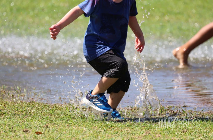 enfant flaque d'eau 