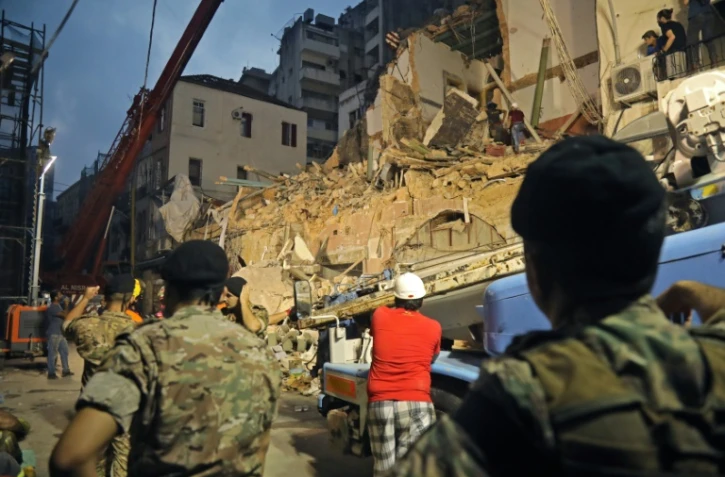 Des secouristes poursuivent les recherches dans les décombres d'un quartier sinistré de Beyrouth le 4 septembre 2020