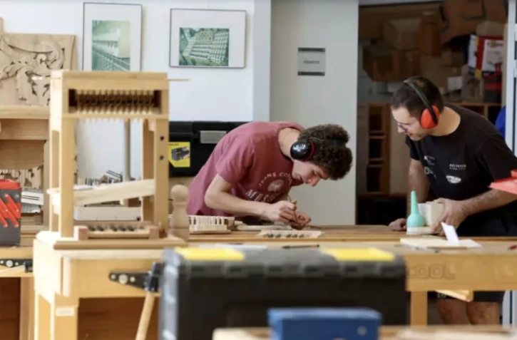 Des apprentis travaillent sur la maquette d'un orgue au Centre de formation de la facture d'orgue à Eschau, dans l'est de la France, le 5 septembre 2023 ( AFP / FREDERICK FLORIN )