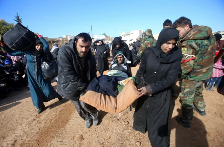 Des civils fuyant les violences à Alep, en Syrie, au checkpoint Aziza, le 8 décembre 2016