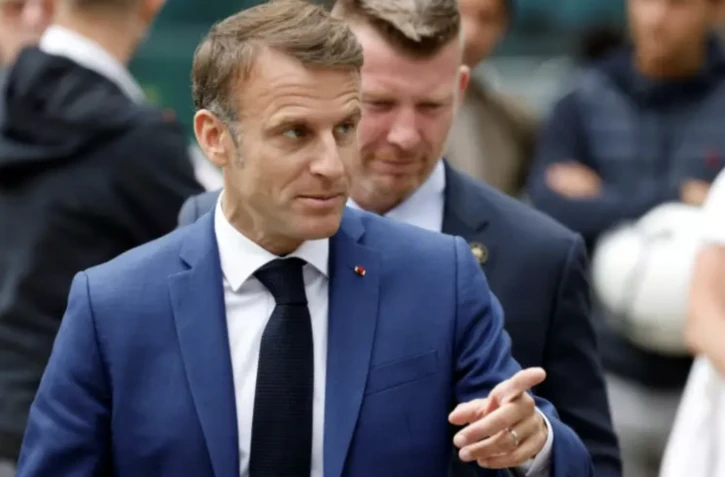 Le président Emmanuel Macron quitte le bureau de vote du Touquet après avoir voté au 1er tour des législatives, le 30 juin 2024 dans le Pas-de-Calais ( AFP / Ludovic MARIN )