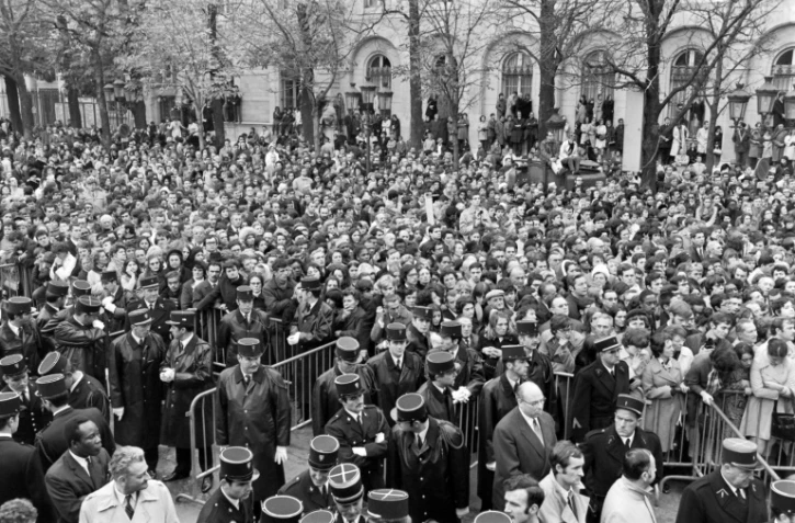 Des dizaines de milliers de personnes se rassemblement près de Notre-Dame à Paris le 12 novembre 1970, pour rendre hommage à Charles de Gaulle, décédé trois jours plus tôt