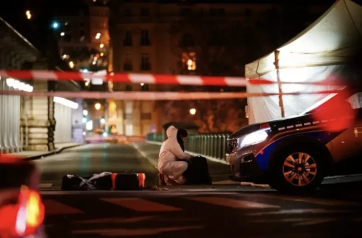 La police scientifique examine les lieux de l'attaque au couteau, le 2 décembre 2023 à Paris ( AFP / Dimitar DILKOFF )