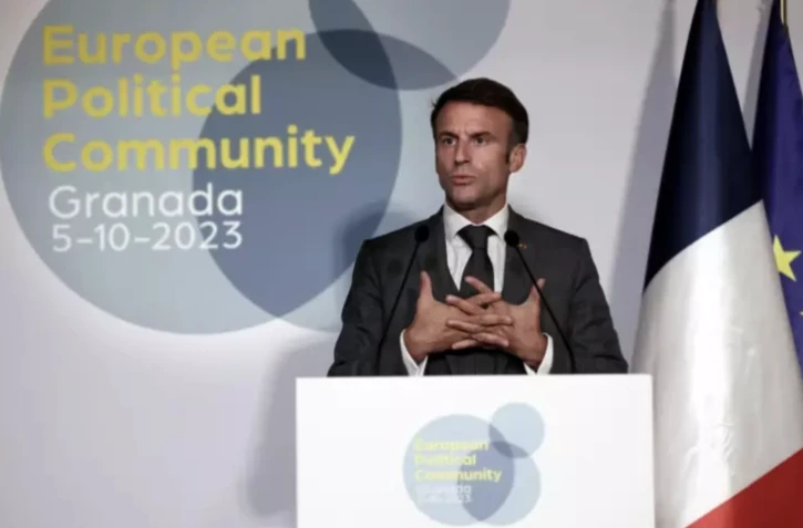 Le président français Emmanuel Macron répond aux questions des journalistes à l'occasion du sommet de la Communauté politique européenne à Grenade, dans le sud de l'Espagne, le 5 octobre 2023 ( AFP / Thomas COEX )