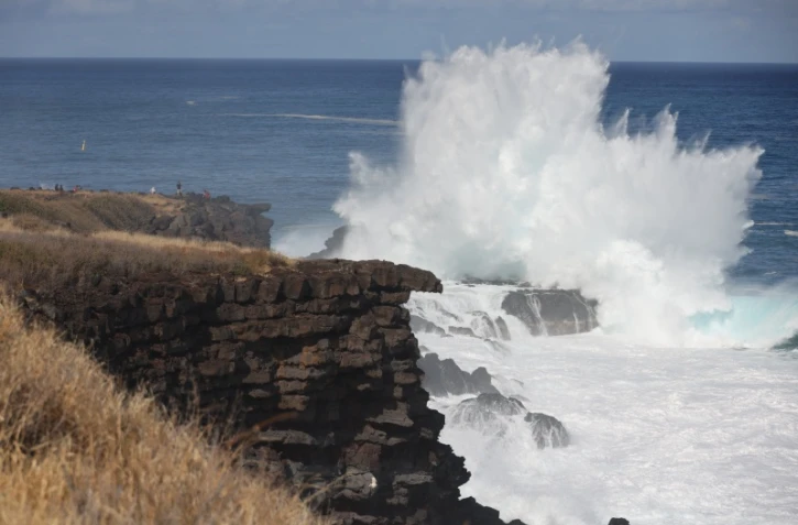 houle en bord de mer avec de grosses vagues