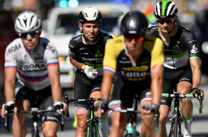 Le Britannique Mark Cavendish (2g), blessé, franchit la ligne d'arrivée de la 4e étape du Tour de France, le 4 juillet 2017 à Vittel