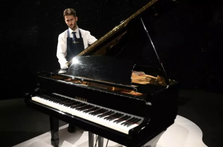 Le piano de Freddie Mercury présenté à la presse avant la vente aux enchères de Sotheby's, le 3 août 2023 à Londres ( AFP / Daniel LEAL )