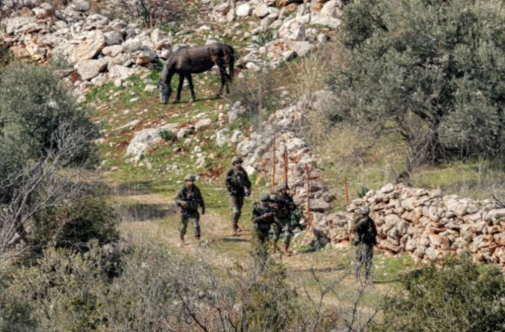 Des soldats israéliens patrouillent dans le village de Kfarchouba, dans le sud du Liban, le 17 février 2025 ( AFP / Rabih DAHER )