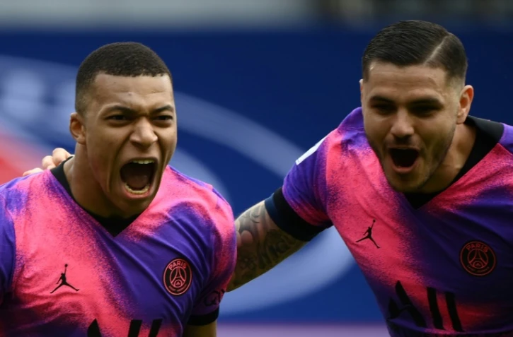 La joie des attaquants du Paris Saint-Germain, Kylian Mbappé, auteur d'un doublé, et de l'Argentin Mauro Icardi, auteur du but victorieux (3-2) contre Saint-Etienne, lors de leur match de L1, le 18 avril 2021 au Parc des Princes
