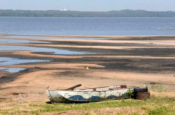 Les rives asséchées du lac Ypacarai, le 5 novembre 2020 à San Bernardino, au Paraguay