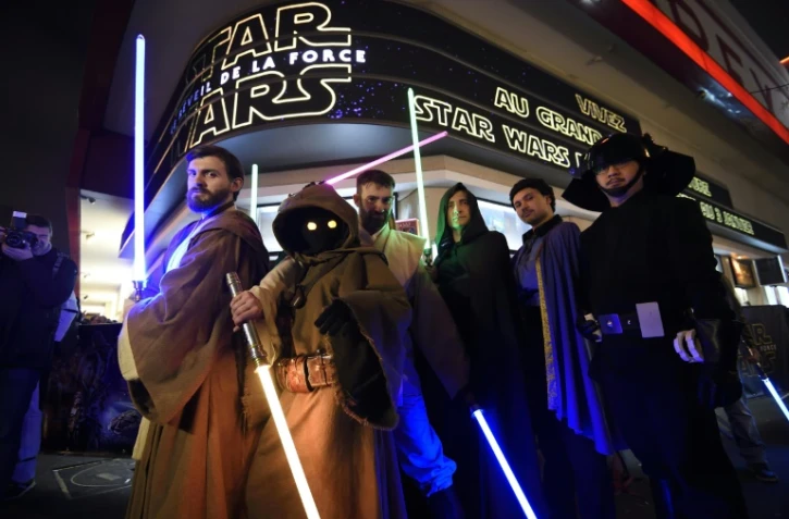 Des spectateurs du film "Star Wars", le 16 décembre 2015 à Paris
