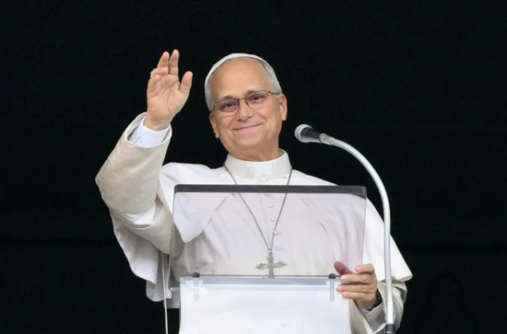 Le pape Léon XIV salue la foule depuis la fenêtre du palais apostolique, lors de la prière de l’Angélus, place Saint-Pierre, au lendemain de son retour au Vatican après une intervention chirurgicale, le 18 octobre 2026
