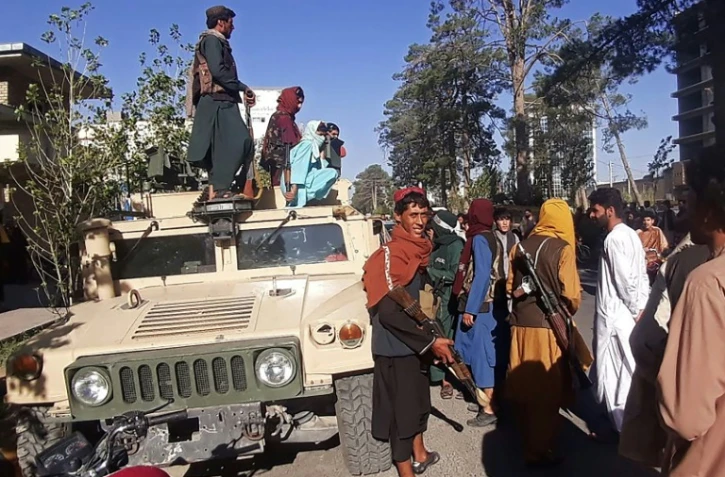 Des talibans sur un humvee de l'armée afghane à Herat, le 13 aoûpt 2021