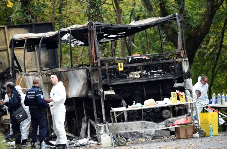 Une équipe d'identification s'affaire autour du camion le 24 octobre 2015 sur le site de la collision à Puisseguin