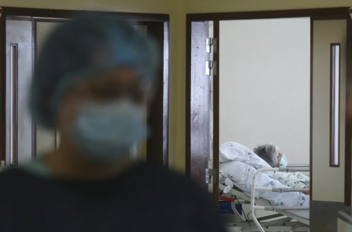 Un malade atteint du Covid-19 dans une zone réservée aux cas de coronavirus à l'hôpital Santa Maria de Lisbonne, le 2 avril 2020 au Portugal