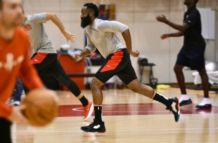 Les joueurs des Houston Rockets dont James Harden (c) lors d'une séance d'entraînement, le 9 octobre 2019 à Tokyo 