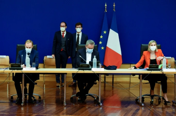 La ministre déléguée à l'Industrie Agnès Pannier-Runacher (D), le président des Hauts-de-France Xavier Bertrand (C) et le maire de Béthune Olivier Gacquerre (G) lors d'une réunion consacrée à l'usine Bridgestone au ministère de l'Economie le 19 octobre 2020 à Paris