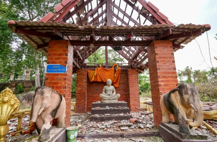 Une pagode endommagée par des tirs d'artillerie à Oddar Meanchey, au Cambodge, le 25 juillet 2025
