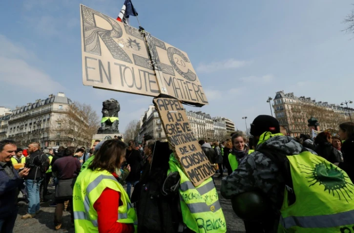Des "gilets jaunes" place Denfert Rochereau à Paris le 23 mars 2019